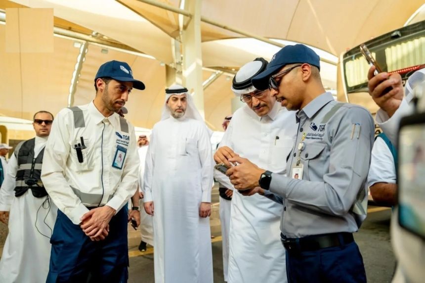 بالصور.. الجاسر يقف على جاهزية منظومة النقل لخدمة ضيوف الرحمن