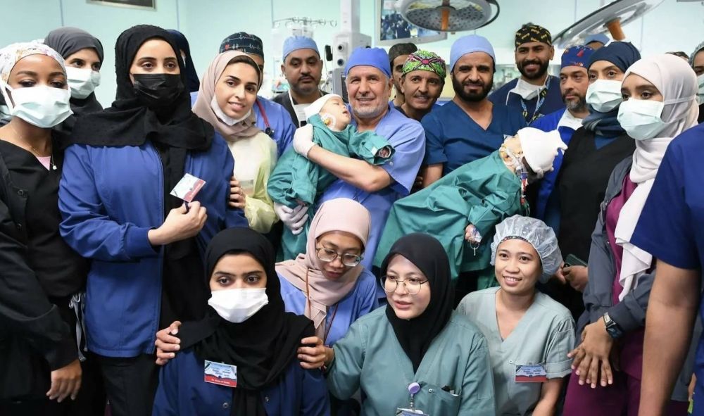 نجاح فصل التوأم السيامي الفلبيني "أكيزا وعائشة" بعد عملية استغرقت 5 ساعات