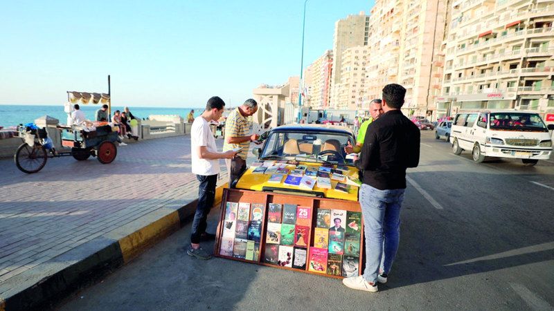 الامارات | سائق أجرة مصري يتيح خدمة «كتب متنقلة»