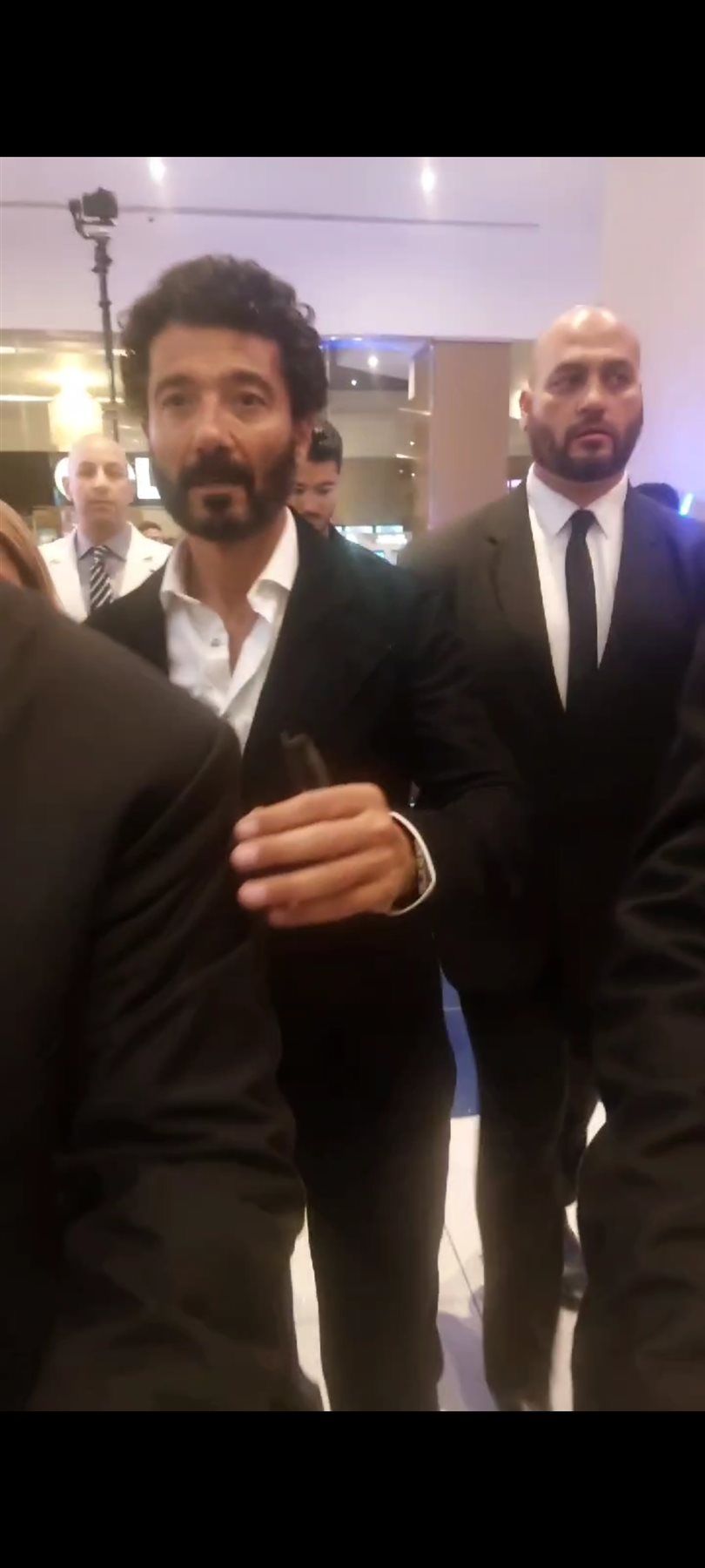 خالد النبوي على خطى عمرو دياب.. ممنوع الاقتراب أو التصوير (فيديو)