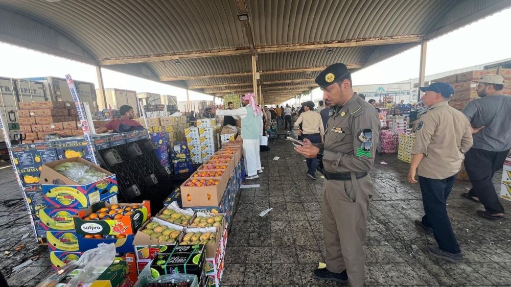 "البيئة" تضبط أكثر من 2 طن خضروات وفواكه فاسدة في السوق المركزي بالدمام
