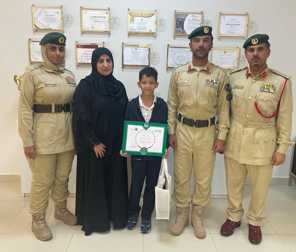 الامارات | شرطة دبي تفاجئ طالباً بين زملائه في المدرسة