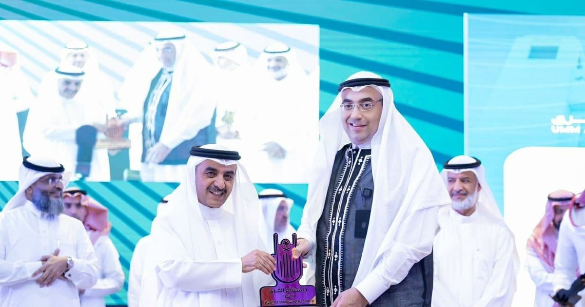 رئيس جامعة أم القرى يكرّم "عبدالجواد" لجهوده بكلية العلوم الصحية