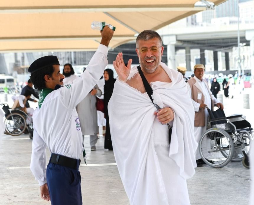 إرشاد الحجاج.. الكشاف "النجادي" لم تمنعه الإعاقة من خدمة ضيوف الرحمن