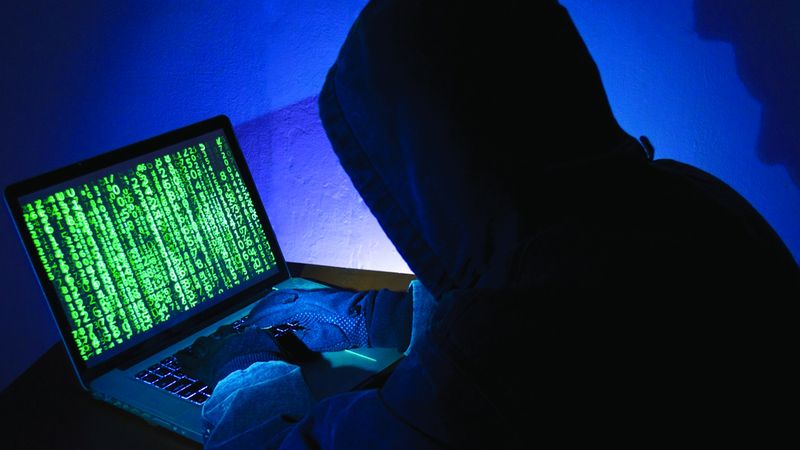 الامارات | عصابة تمارس الاحتيال الإلكتروني برسائل وحسابات بنكية مشبوهة