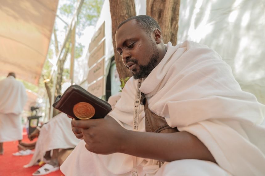 شاهد.. ضيوف خادم الحرمين يستقرون في مشعر عرفات لأداء ركن الحج الأعظم