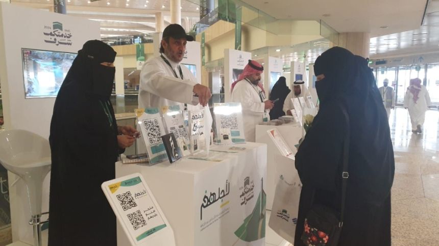 بالصور.. مبادرة رائدة لخدمة ضيوف الرحمن من فئة الصم