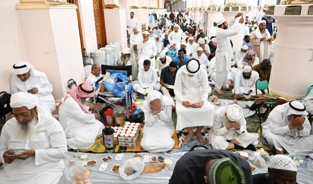 في يوم عرفة.. أجواء إيمانية ينعم بها زوار المسجد النبوي