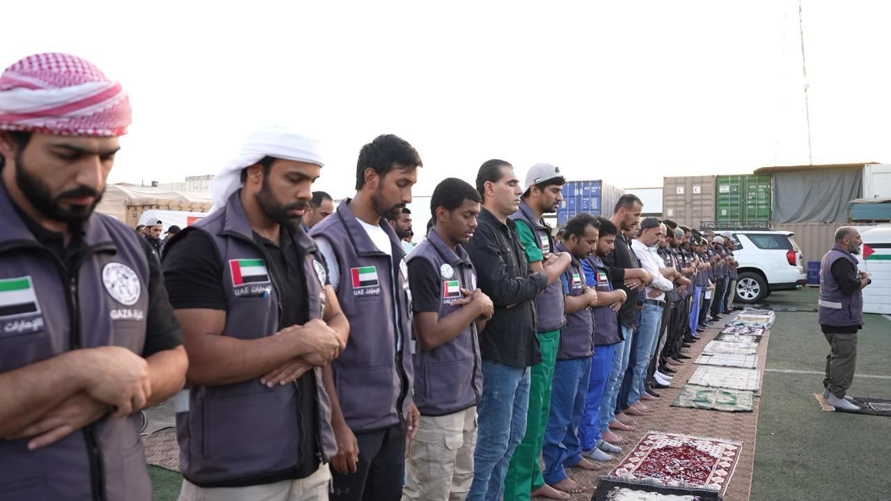 الامارات | الطواقم الطبية ومتطوعو عملية "الفارس الشهم 3" يؤدون صلاة العيد في غزة