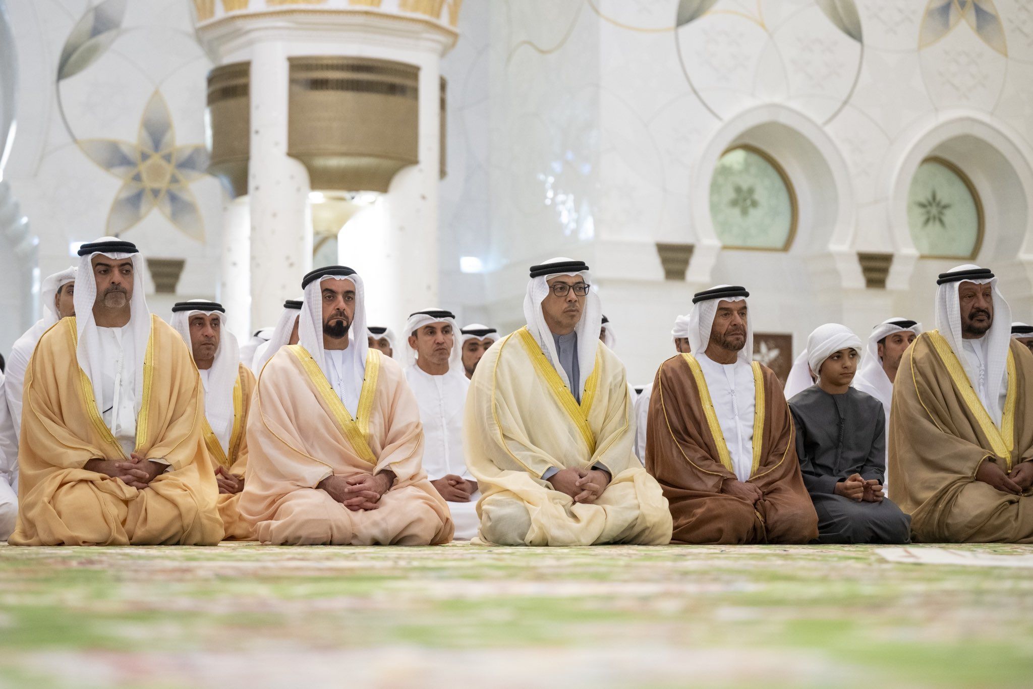 الامارات | منصور بن زايد وخالد بن محمد بن زايد والشيوخ يؤدون صلاة العيد بجامع الشيخ زايد في أبوظبي