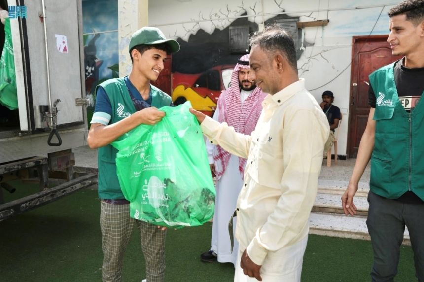 في 3 دول.. مركز الملك سلمان يوزع أضاحي وسلال غذائية
