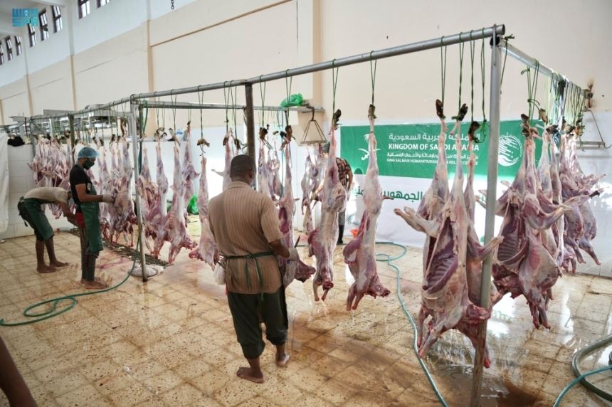 في 3 دول.. مركز الملك سلمان يوزع أضاحي وسلال غذائية