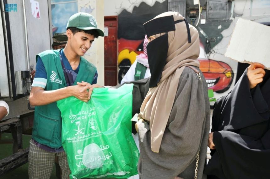 في 3 دول.. مركز الملك سلمان يوزع أضاحي وسلال غذائية