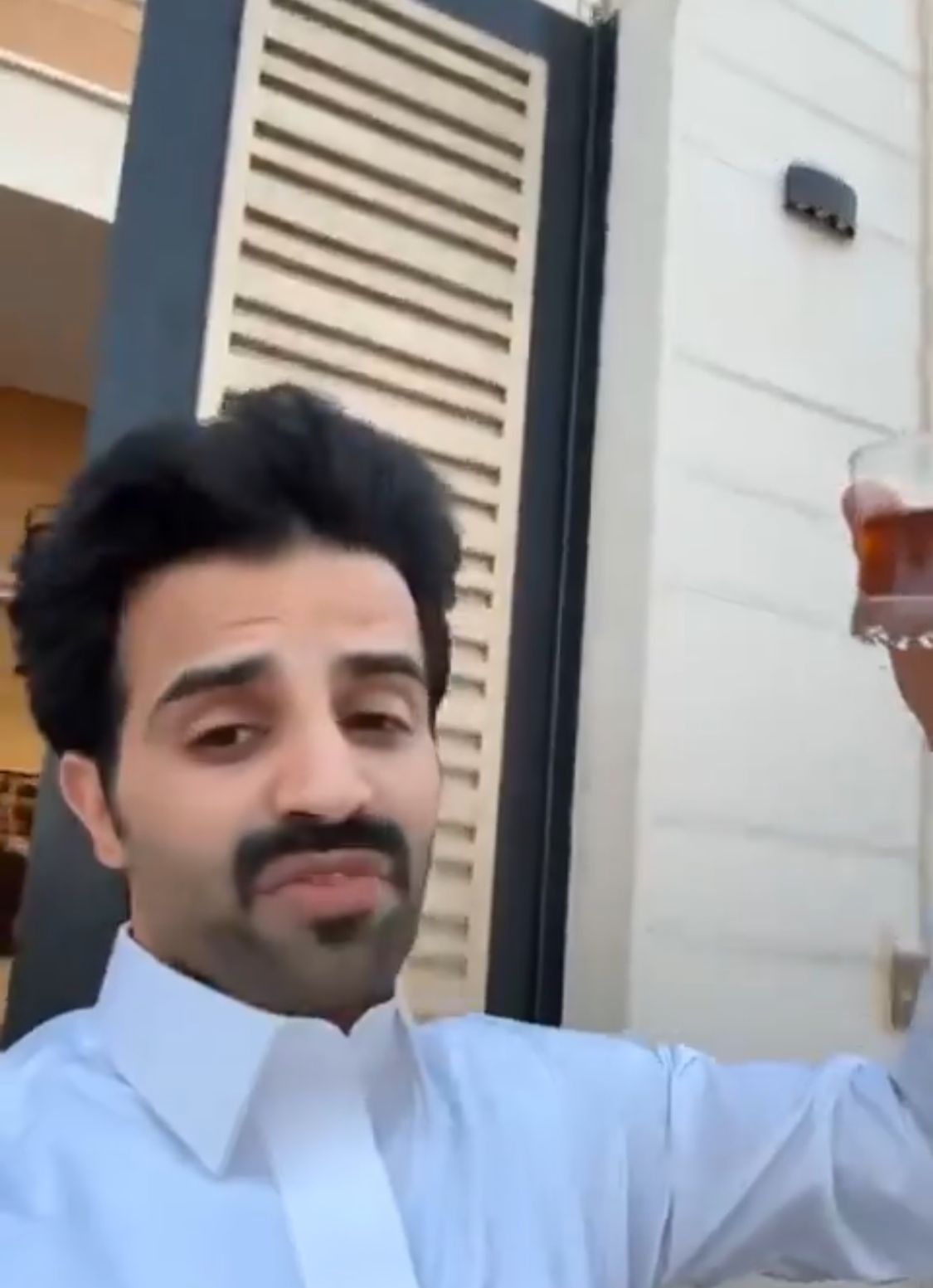 سعود القحطاني : أتحداك تلقى مثل الشعب السعودي في عز القايلة يشربون شاهي .. فيديو