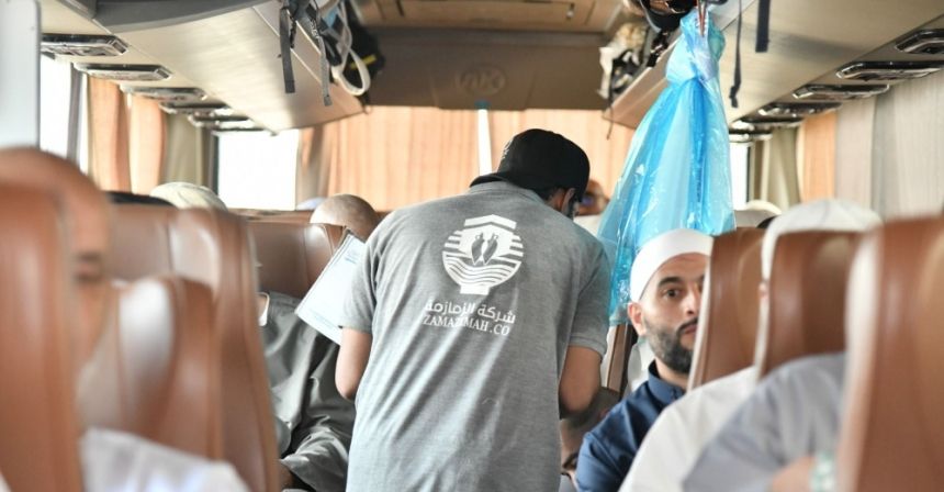 الزمازمة تهدي أكثر من 1.6 مليون عبوة ماء زمزم للحجاج المغادرين من مكة