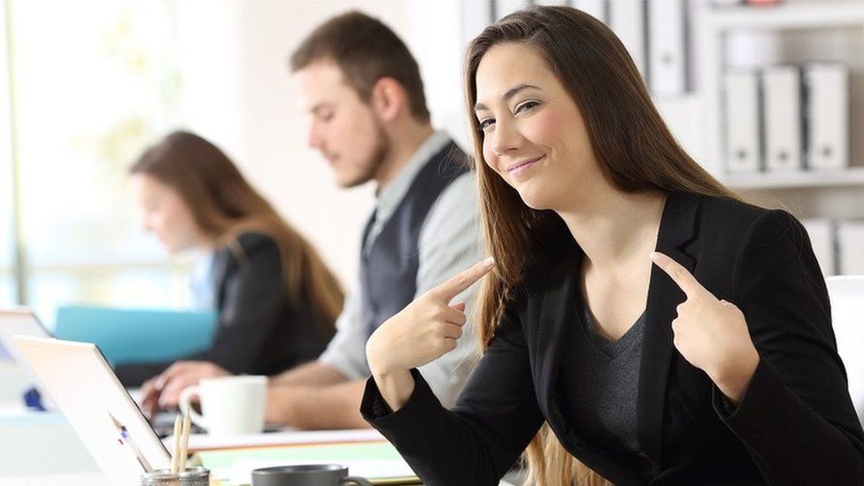 الامارات | منها الحساسية تجاه النقد.. 10 سلوكيات تكشف الأشخاص النرجسيين