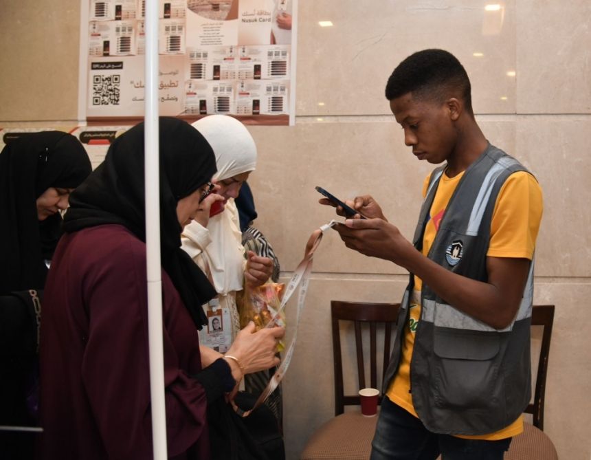 "الزمازمة " تعزز مبادراتها لإثراء تجربة الحجاج بمبادرتي "يدا بيد" و"استدراك"