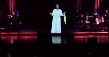 أم كلثوم تظهر على مسرح مهرجان موازين بـ3 إطلالات بتقنية الهولوجرام.. صور