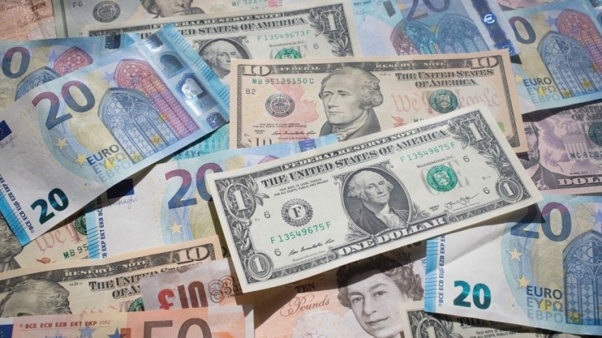 استقرار الذهب وتراجع الفضة وتباين نتائج الأسواق العالمية