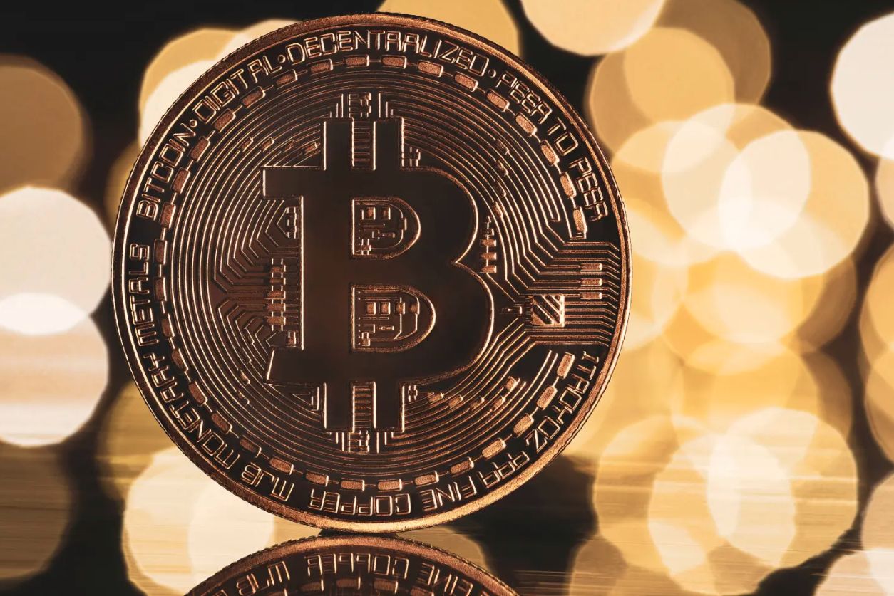 هل يستطيع البيتكوين الحفاظ والدفاع عن مستوى 60 ألف دولار رغم الضغوط الحالية؟