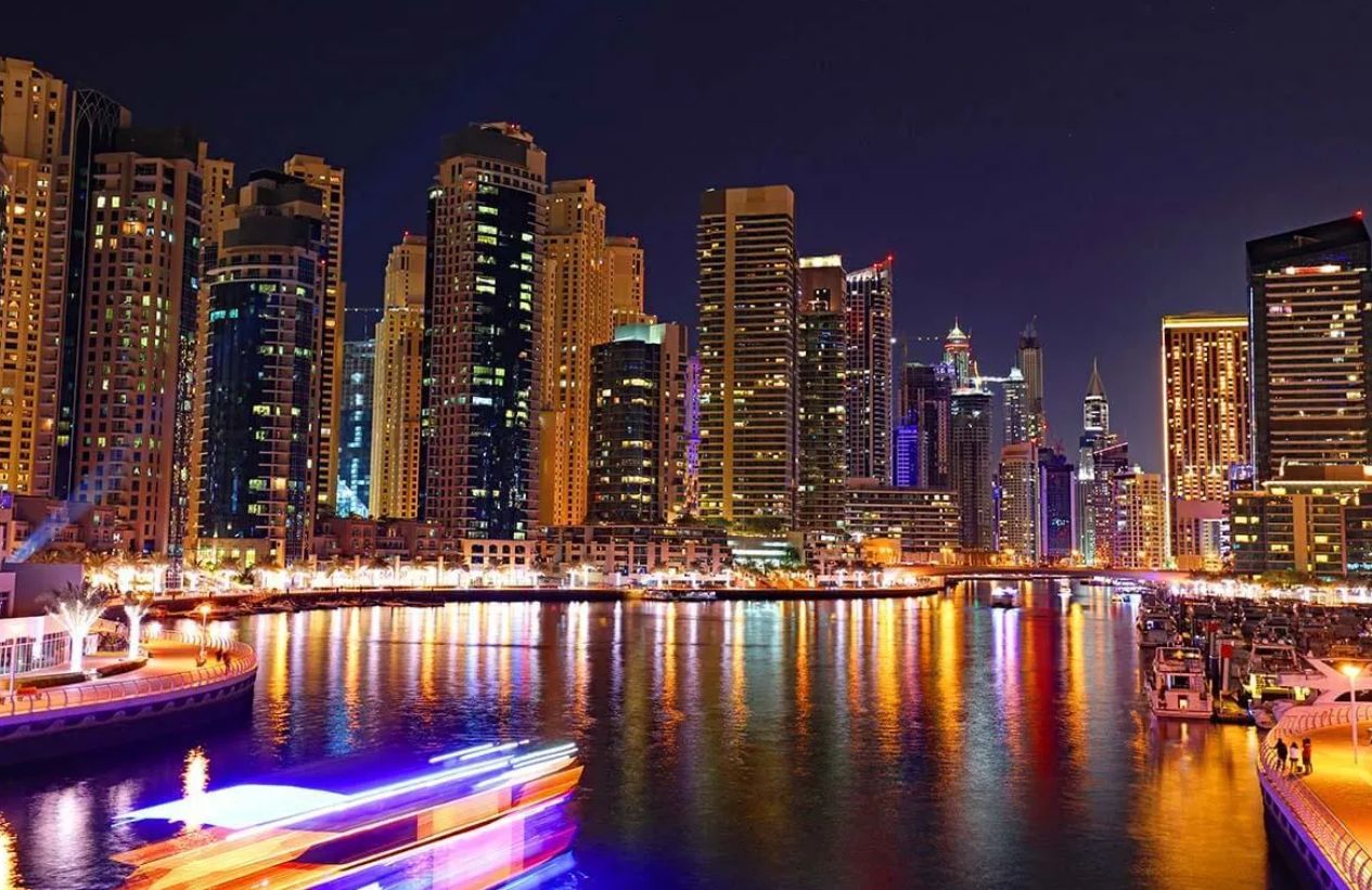 دبي تبدأ في توظيف الذكاء الاصطناعي AI في القطاعات والمكاتب الحكومية