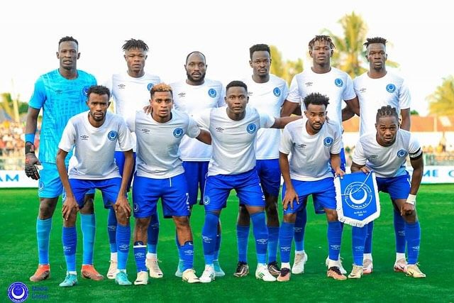 بالصور والفيديو.. شاهد لحظات تتويج الهلال ببطولة دوري السوبر السوداني بتنزانيا بعد انسحاب المريخ