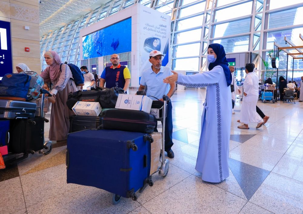 بقوة 500 موظفًا.. "اسألني" بمطار الملك عبد العزيز توفر أفضل تجربة للمسافرين