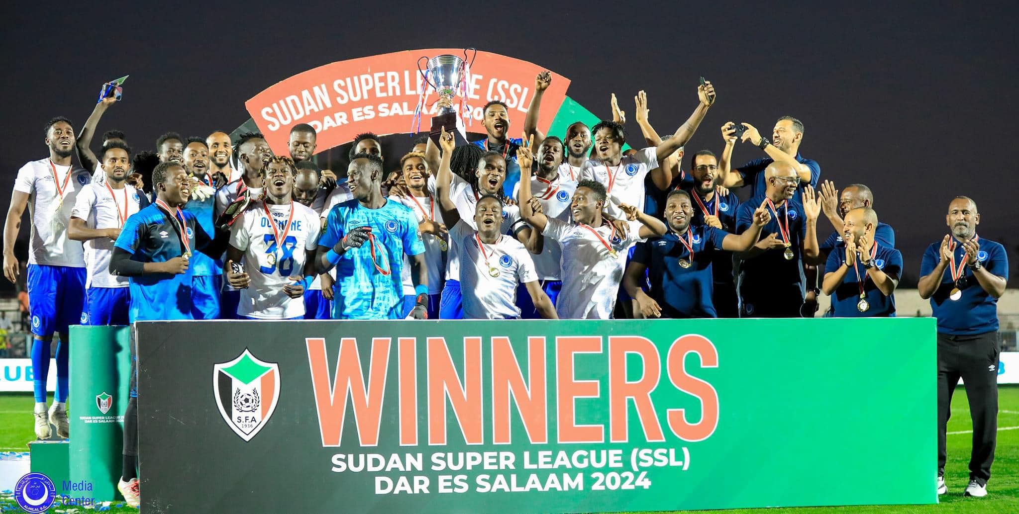 بالصور والفيديو.. شاهد لحظات تتويج الهلال ببطولة دوري السوبر السوداني بتنزانيا بعد انسحاب المريخ