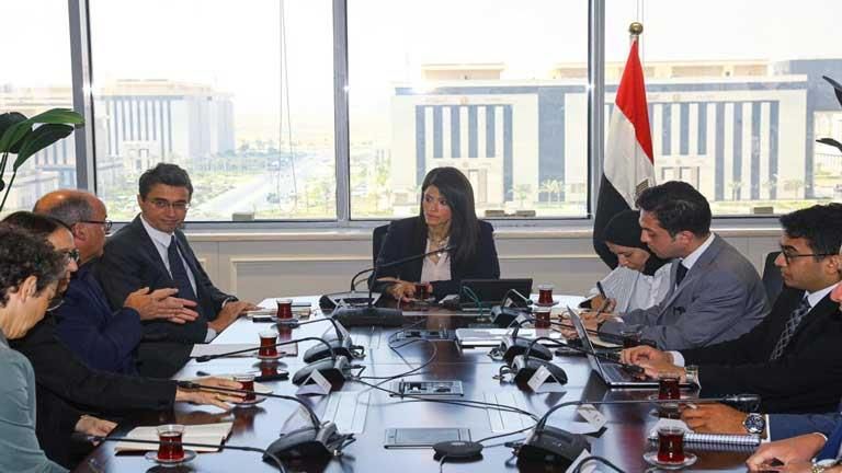 مباحثات بين وزارة التعاون والبنك الدولي ومؤسسة التمويل لتعزيز الاستثمارات في الأسهم والصناديق