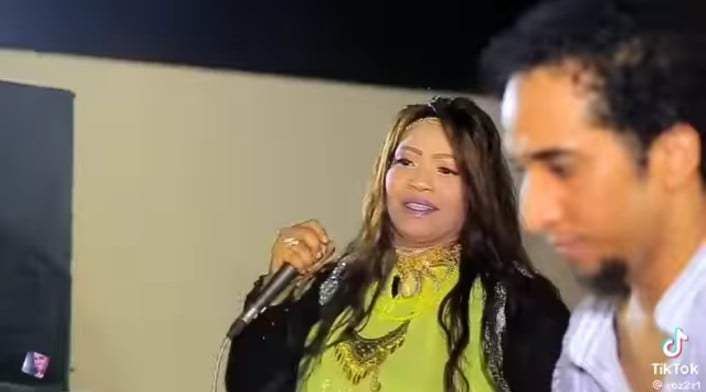 شاهد بالصورة والفيديو.. فنانة مصرية تغني وترقص على أنغام أغنية فنان الربابة السوداني أبو القاسم ود دوبا (تل تل قطع القلوب تل)
