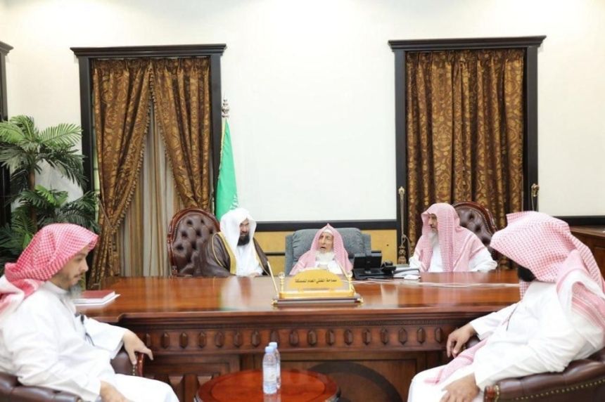 "السديس" يستعرض مع المفتي خطة العمرة ومخرجات الحج
