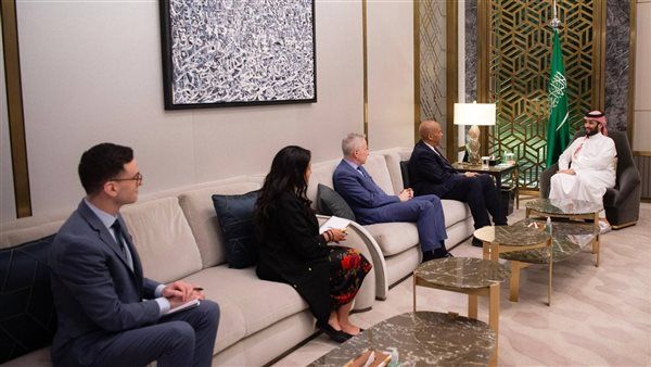 ولي العهد السعودي وبوكر يستعرضان العلاقات السعودية الأميركية