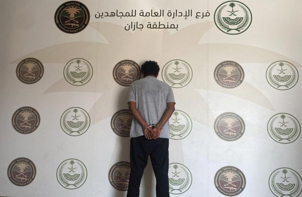 جازان.. القبض على مقيم لنقله 13 مخالفًا لنظام أمن الحدود