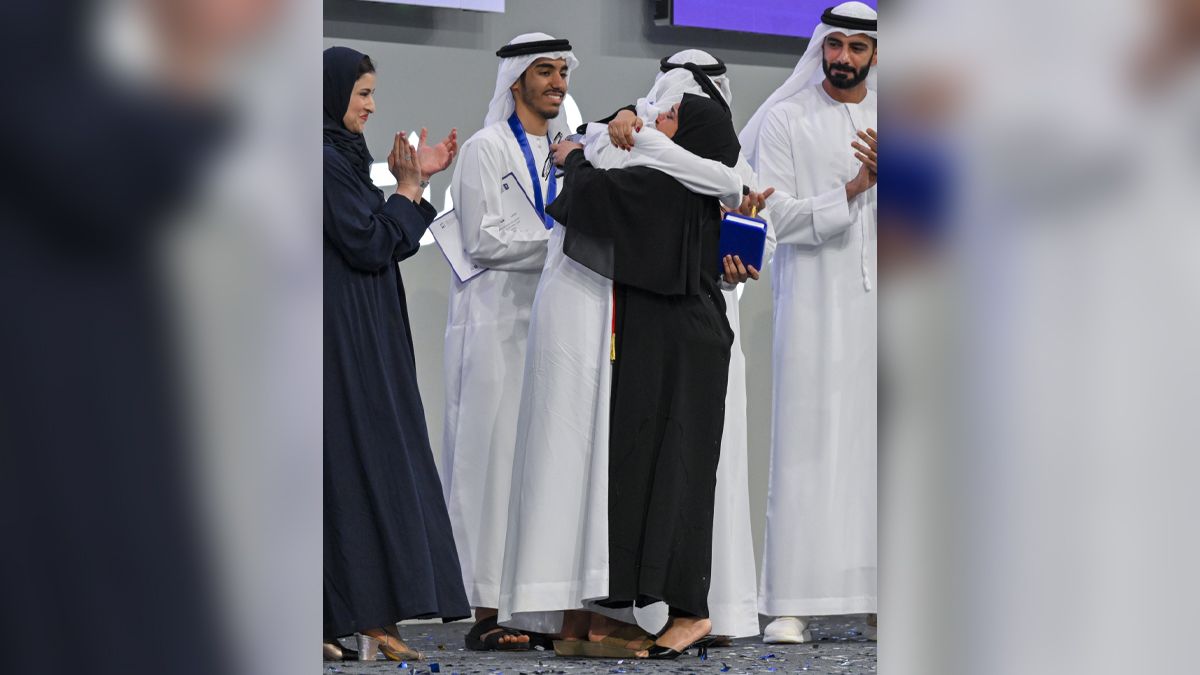 الامارات | بطل الإمارات في «تحدي القراءة» يعانق اللقب و«الأم الغالية»