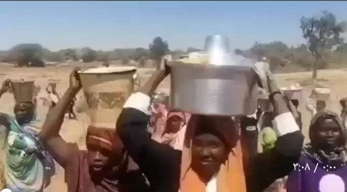 شاهد بالصورة والفيديو.. في بادرة عظيمة نساء منطقة “الطويلة” بشمال دارفور يسيرن أكبر موكب لإطعام آلاف المواطنين الذين وصلوا إلى قريتهم نازحين من الحرب