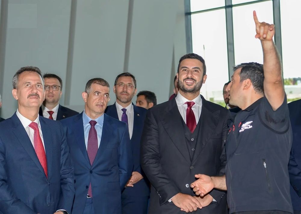 اجتماعات ومذكرات تفاهم وزيارة شركات.. نشاط مكثف لوزير الدفاع في تركيا