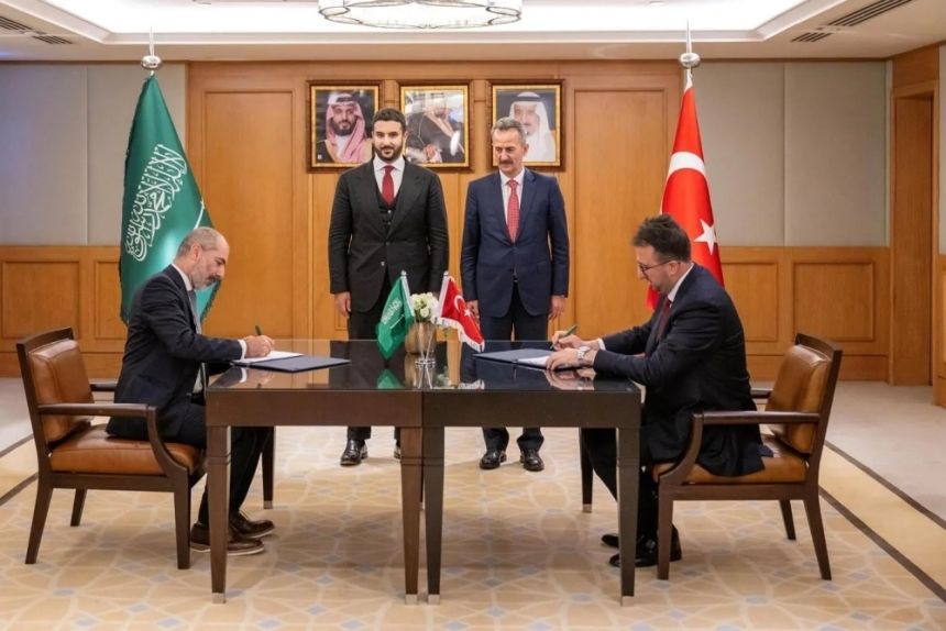 اجتماعات ومذكرات تفاهم وزيارة شركات.. نشاط مكثف لوزير الدفاع في تركيا