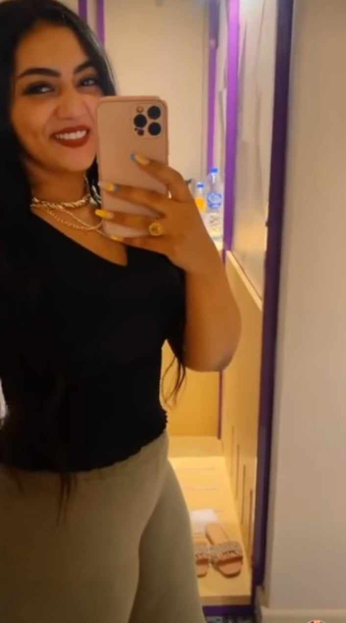 شاهد بالصورة والفيديو.. ببنطلون ضيق ومحذق وأزياء مثيرة للجدل.. حسناء السوشيال ميديا هديل إسماعيل تستعرض جمالها وتتمايل في الرقص على أنغام “الكنينة”