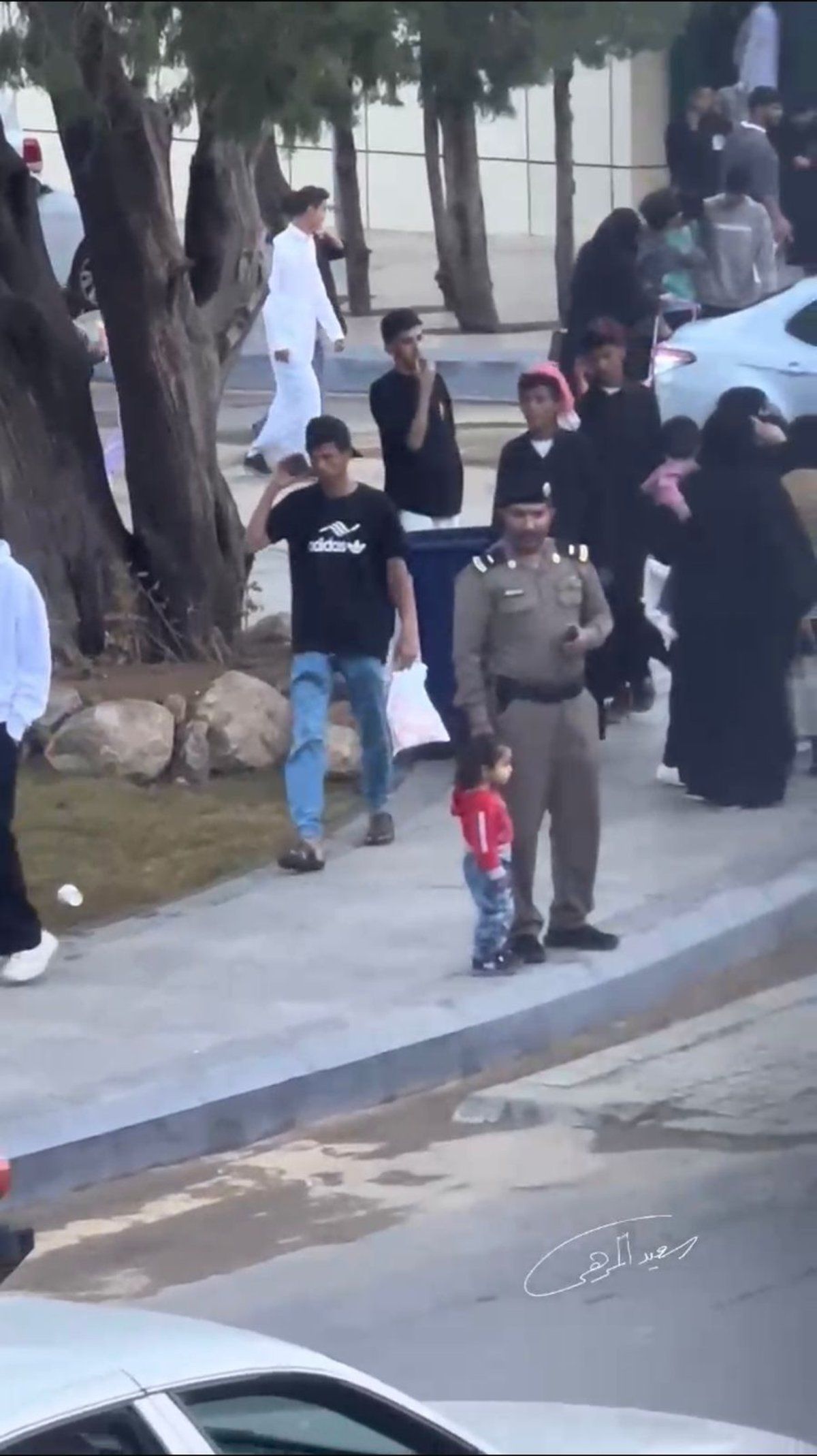 "حلوى ونصيحة وطمأنينة".. هذا ما فعله رجل أمن مع طفلة تاهت من أهلها في غابة رغدان