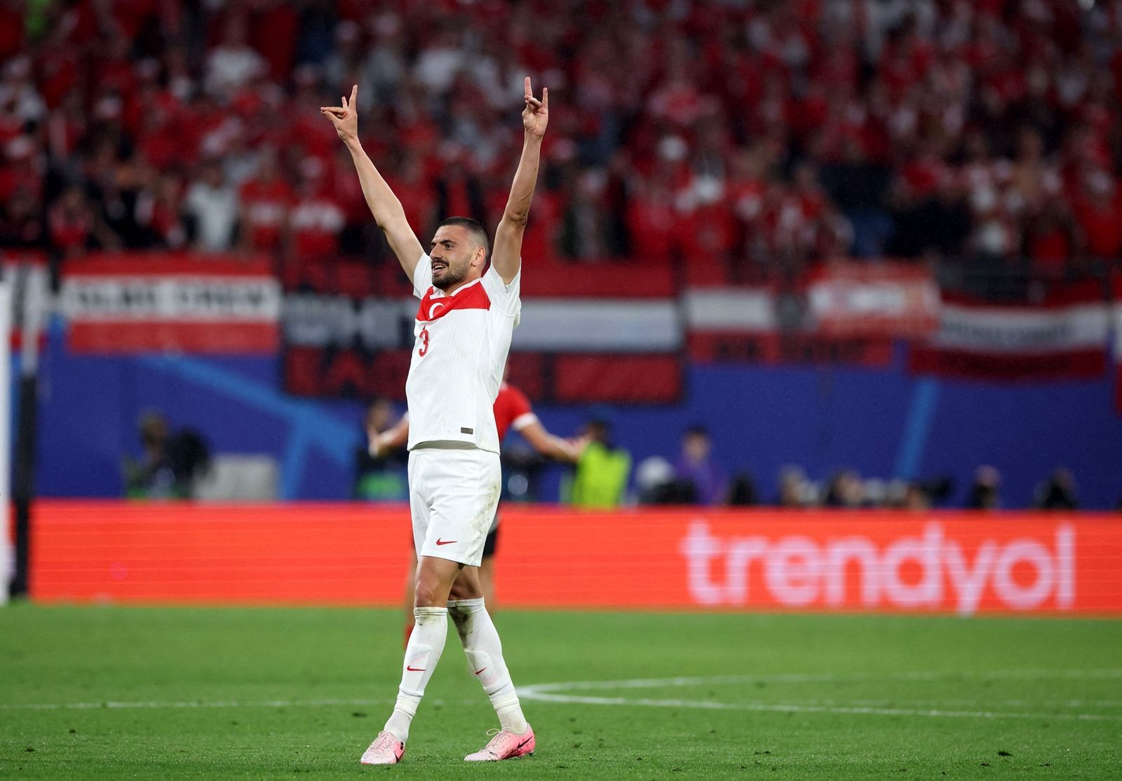 الامارات | مدافع الاهلي السعودي مهدد بالإيقاف في كأس أمم أوروبا