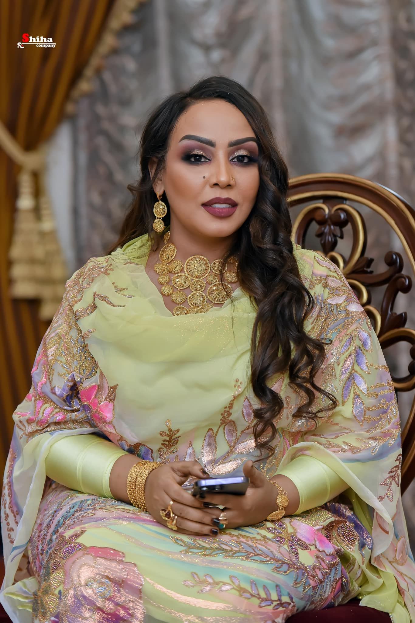 شاهد بالفيديو.. الفنانة هدى عربي تبهر المتابعين بأناقتها وتستشير إبنتها “ننة” في أزيائها قبل ظهورها بها في إحدى المناسبات وتقول: (بنلبس اولادنا وهم صغار ولمن يكبرو بنشاورهم في لبسنا)
