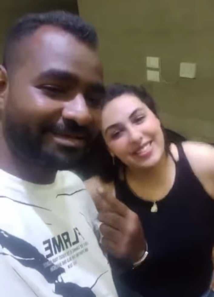شاهد بالصورة والفيديو.. شاب سوداني يظهر مع فاتنة عربية فائقة الجمال ويتجاوب معها خلال تقديمها فواصل من الرقص وساخرون: (أب جيقة لمن يقوم كعب وعبرت يا ولدنا تاني ما بترجع البلد)