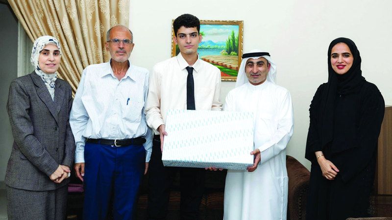 الامارات | وفد من جامعة الإمارات يلتقي بأوائل الثانوية العامة في الدولة