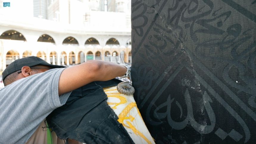 شاهد| مراسم تغيير كسوة الكعبة المشرفة