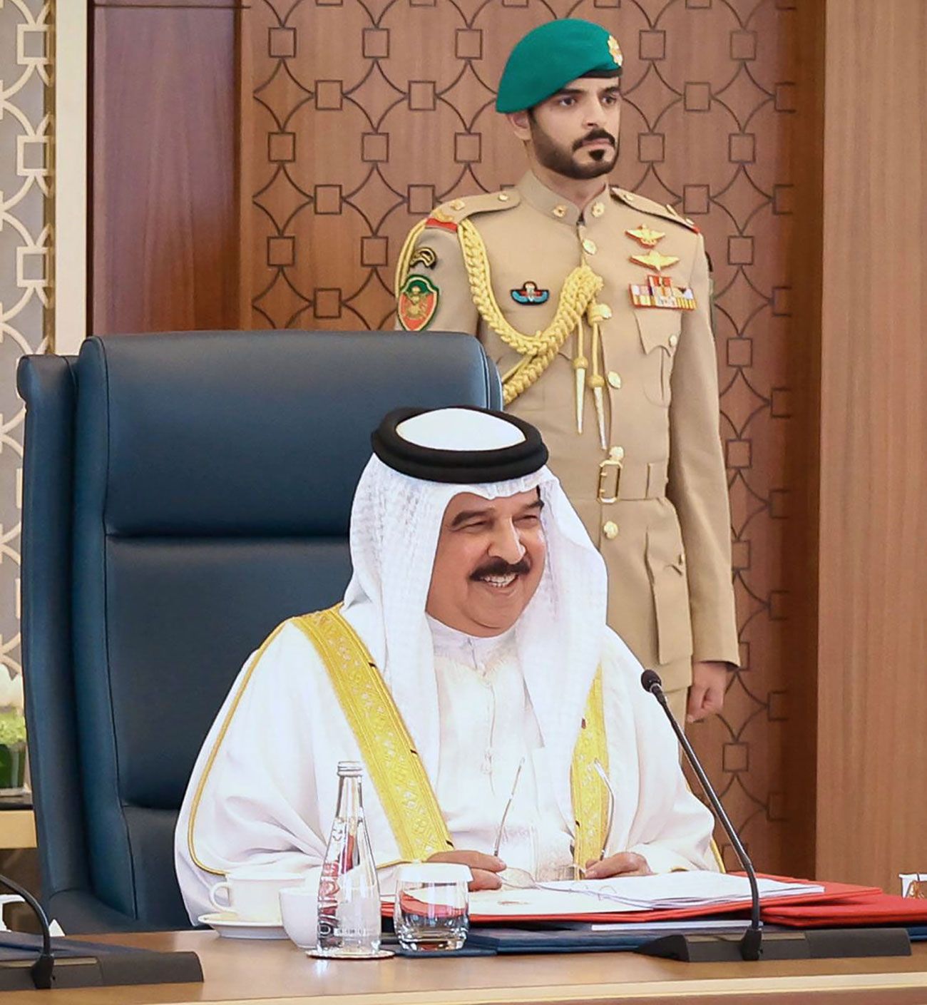 الخليج اليوم .. ملك البحرين يطالب المجتمع الدولي بالعمل على منع الأخطار في المنطقة