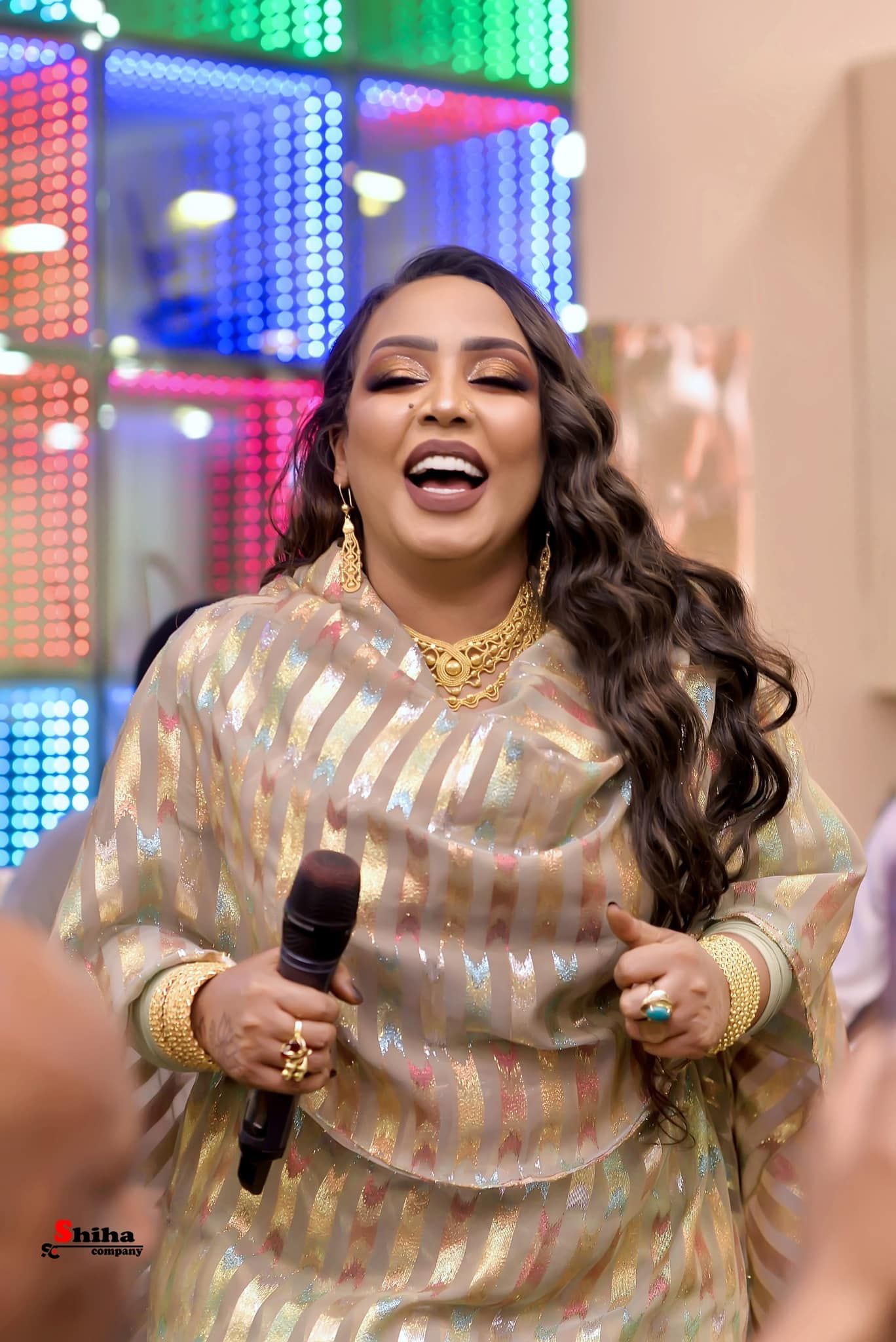 شاهد بالفيديو.. الفنانة هدى عربي تدخل في نوبة ضحك هستيرية بعد تعليق معجب قال فيه: (السلسل دا لو جرحك ما بخلي فراشة حايمة في الدنيا)