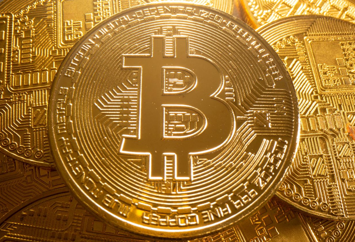 أسعار العملات الرقمية تواصل التأرجح وعملة البيتكوين تسترد مستوى 57 ألف دولار