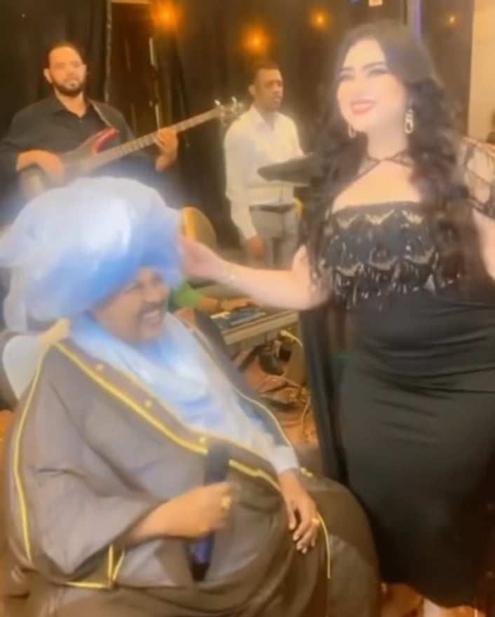 شاهد بالصورة والفيديو.. بأزياء فاضحة.. حسناء الفن السوداني “مونيكا” تقدم وصلة رقص مثيرة أمام الفنان كمال ترباس خلال حفل بالقاهرة والأخير يتفاعل معها بالابتسامات