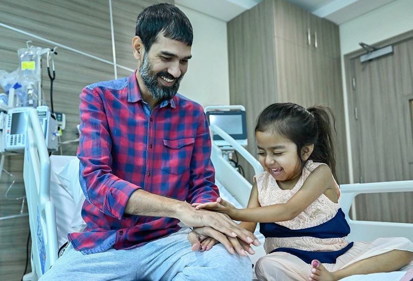 الامارات | أب تبرع لطفلته.. برجيل الطبية تجري أول عملية زراعة كبد للأطفال من متبرع حي في الدولة