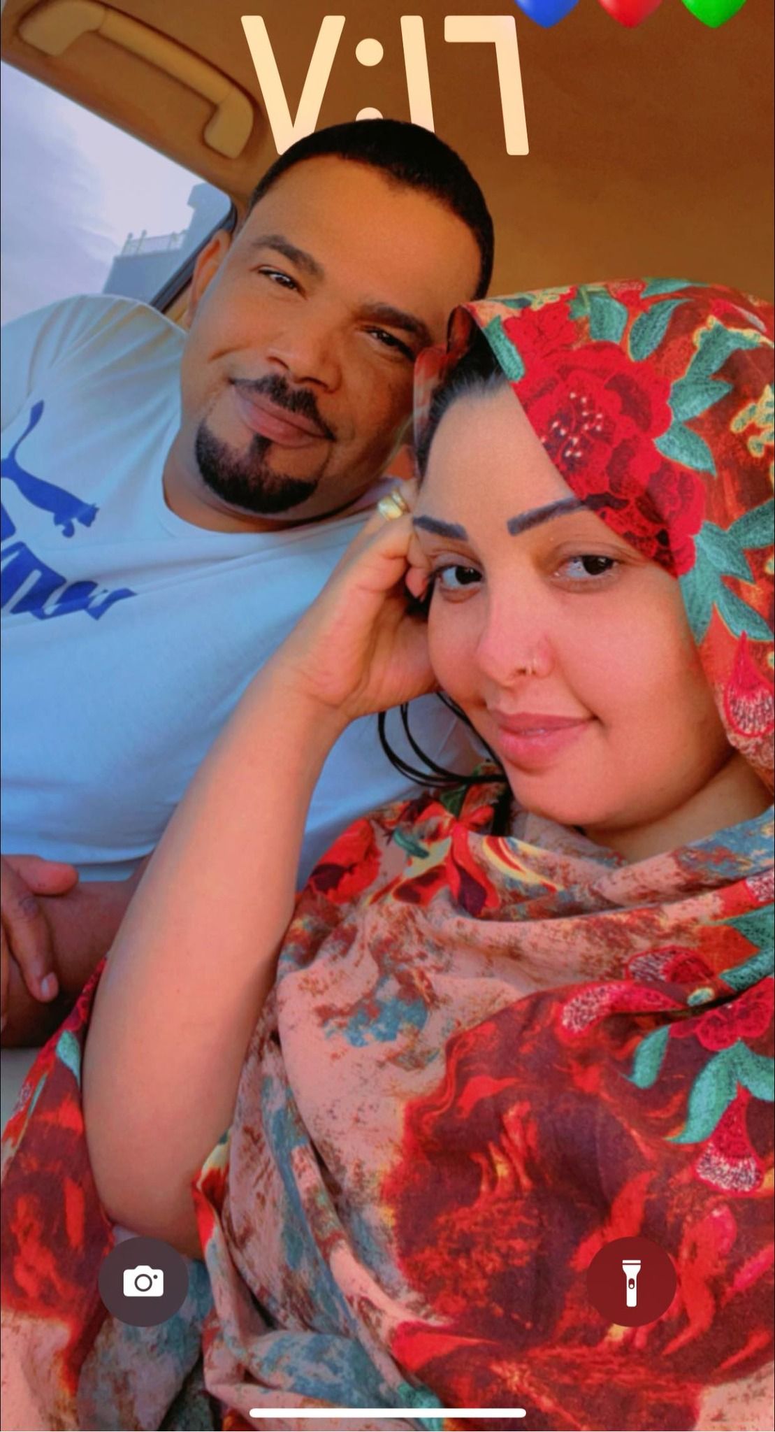شاهد بالفيديو.. حسناء السوشيال ميديا السودانية منوية شهلي تظهر مع زوجها وتتغزل فيه: (أنا جنيت بالعسل دا)